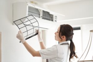 エアコンのフィルター掃除の頻度は最低でも1ヶ月に1回